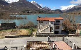 Casa sul Lago Parco Nazionale d'Abruzzo - House on the lake side